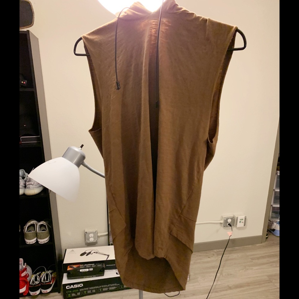 Sleeveless shirt